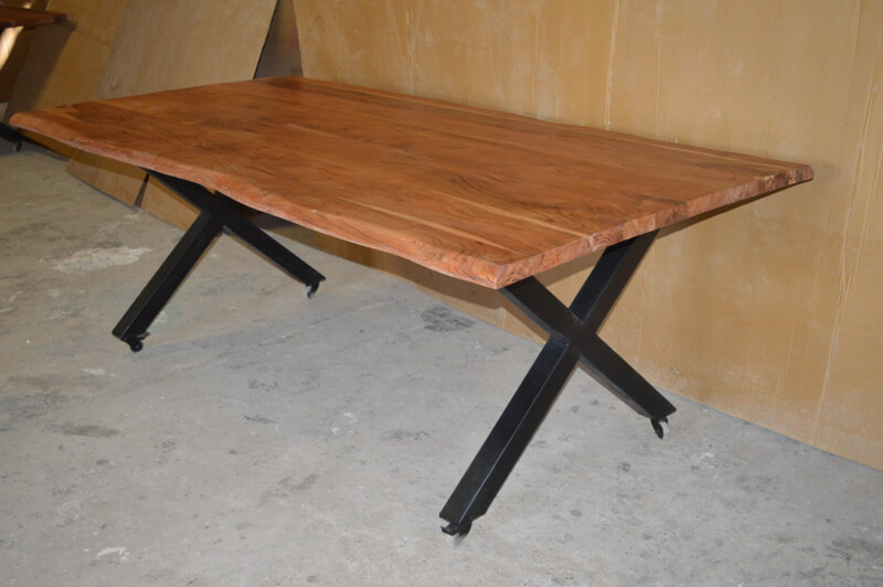 שולחן עץ ארוך